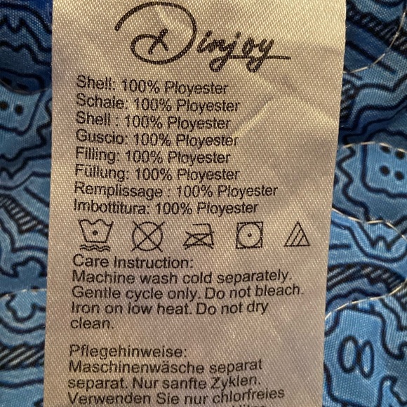 Queen Size Bedspread with Shams. - Picture 10 of 10